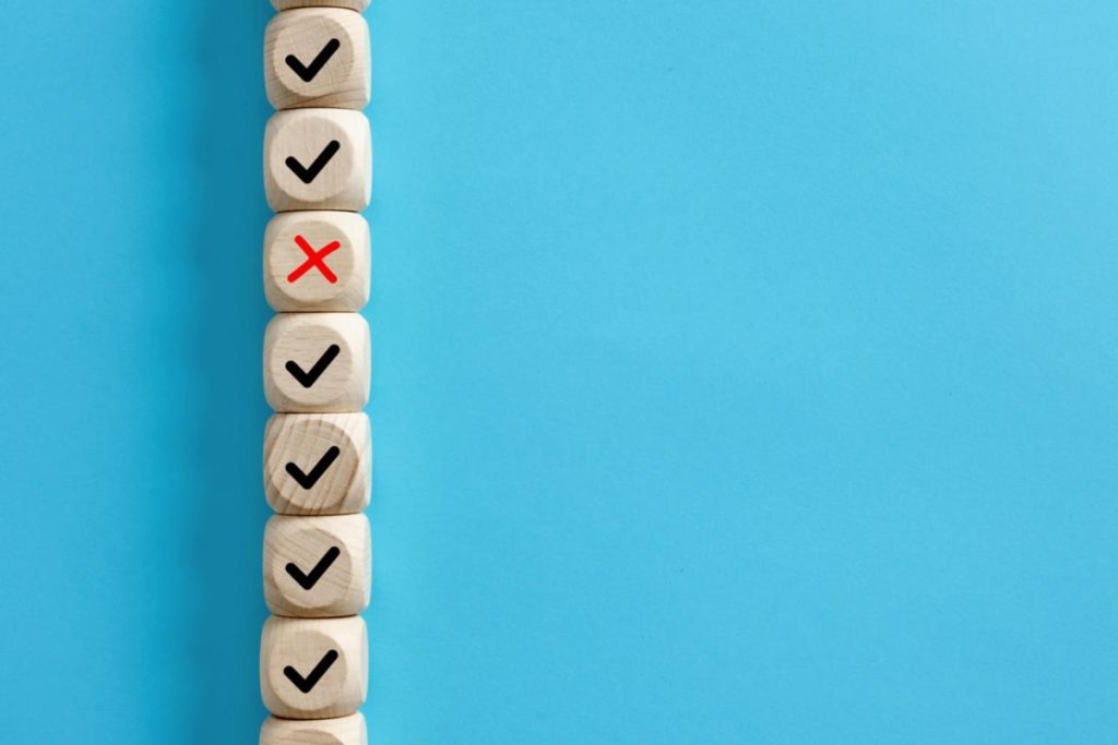 صورة تعبّر عن تكلفة التوظيف الخاطيء وتأثير اختيار موظف غير مناسب على توازن الفريق